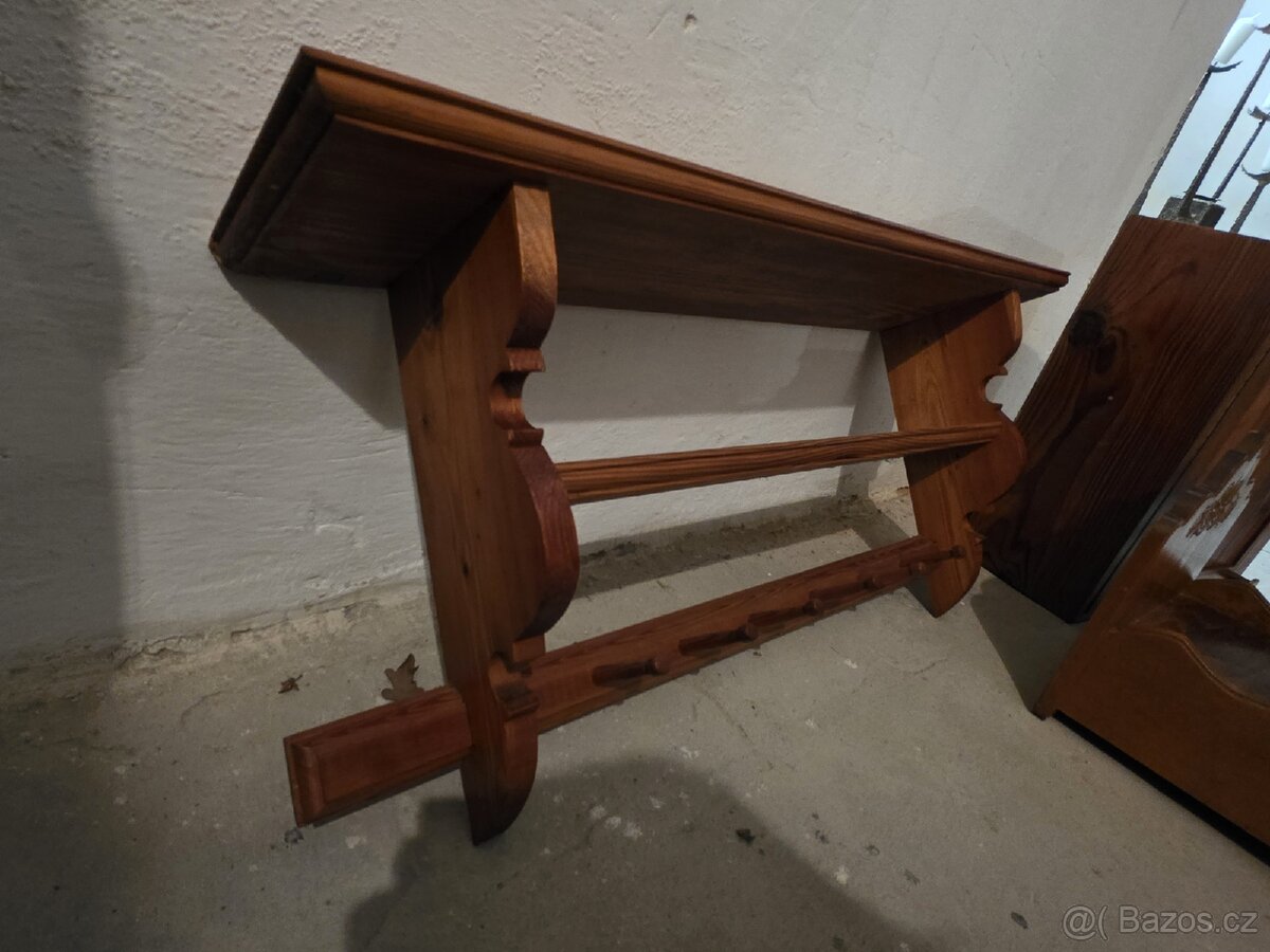 Starší rustikální dřevěný nábytek - 3