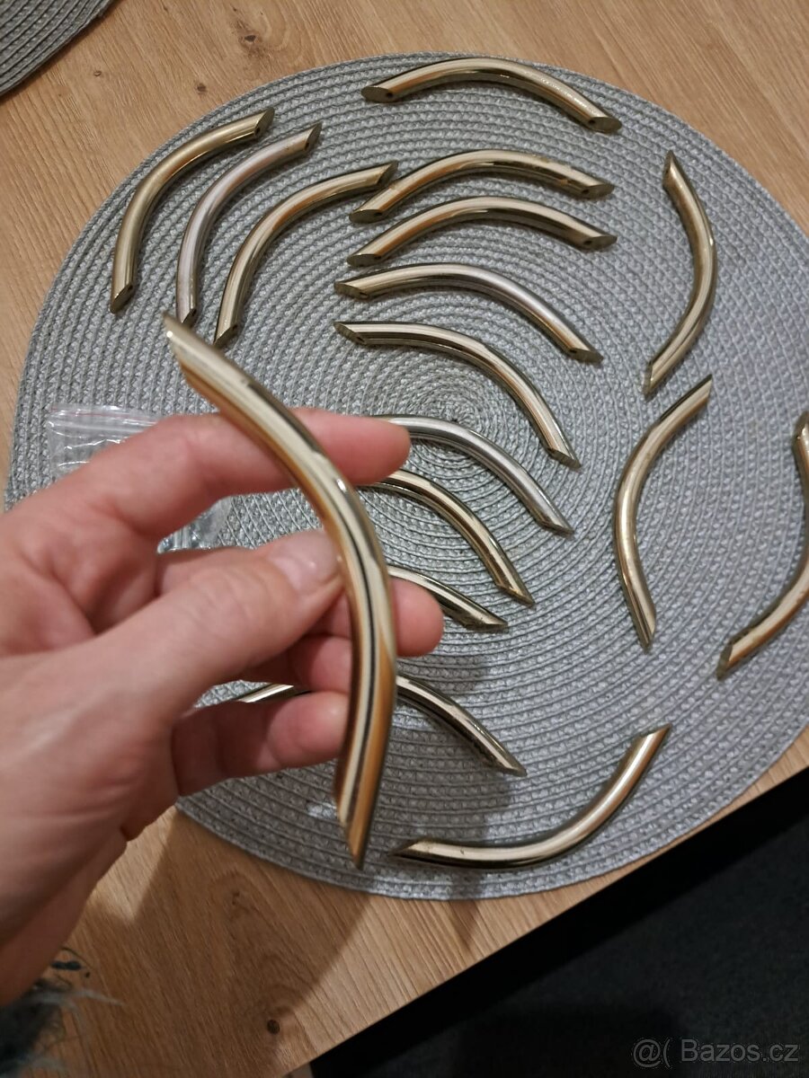 Kovové úchytky na nábytek - 3