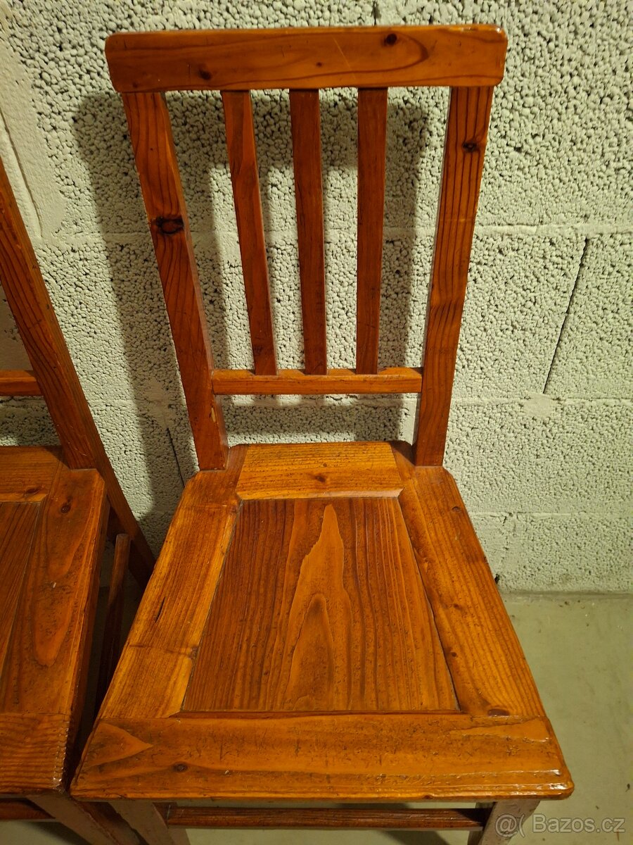 dřevěný jídelní stůl + 4 dřevěné židle - 3