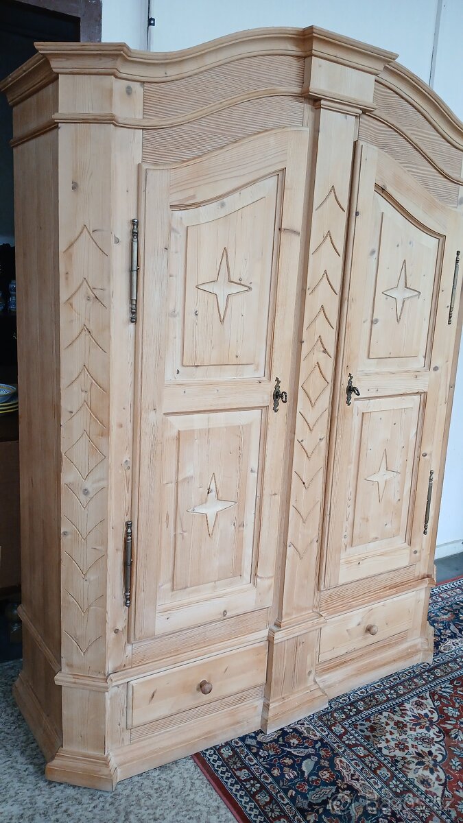 Celomasivní skříň s šuplíky - 3