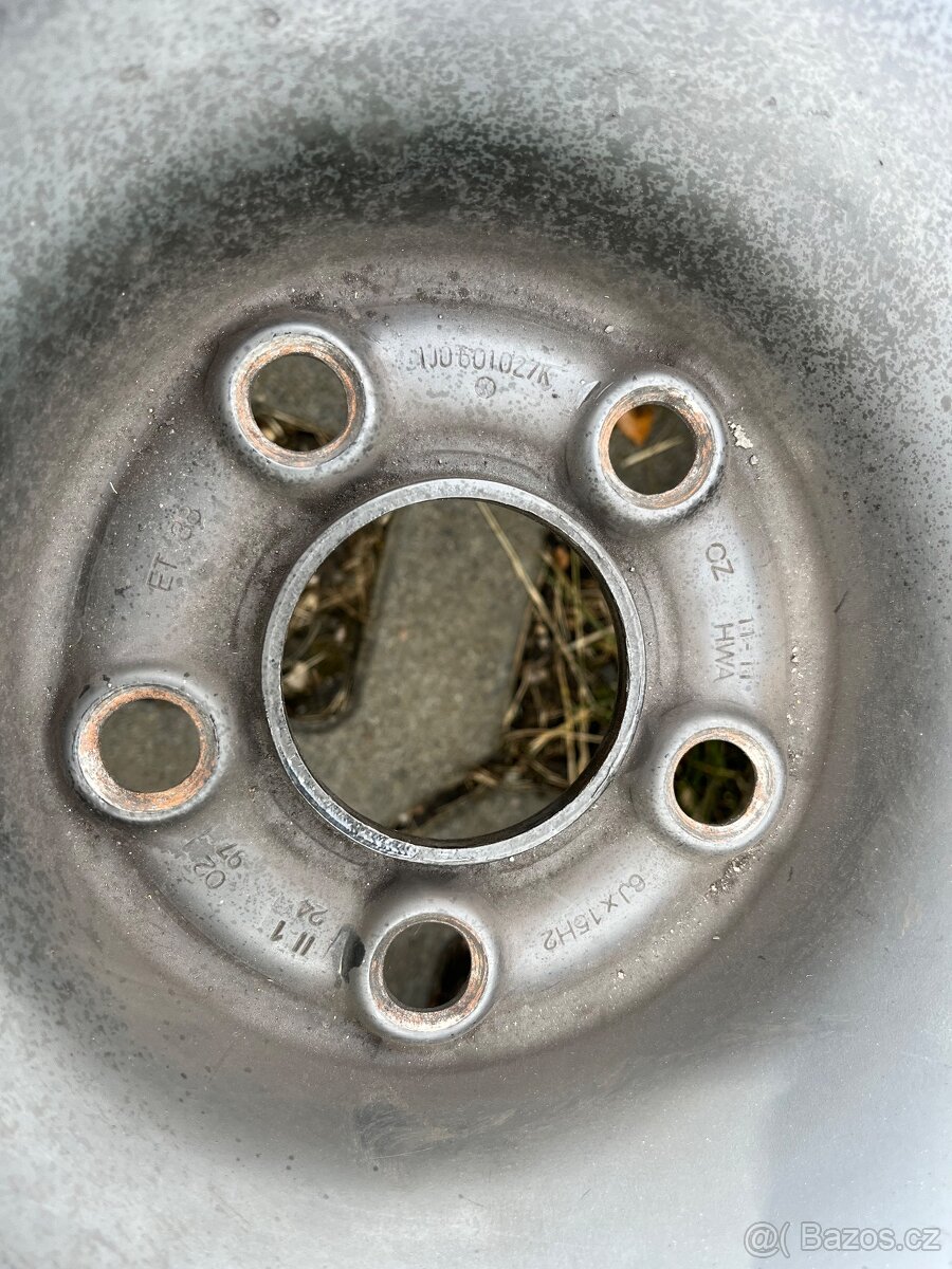 4x plechové disky 5x100 R15, zimní pneu 95% - 3