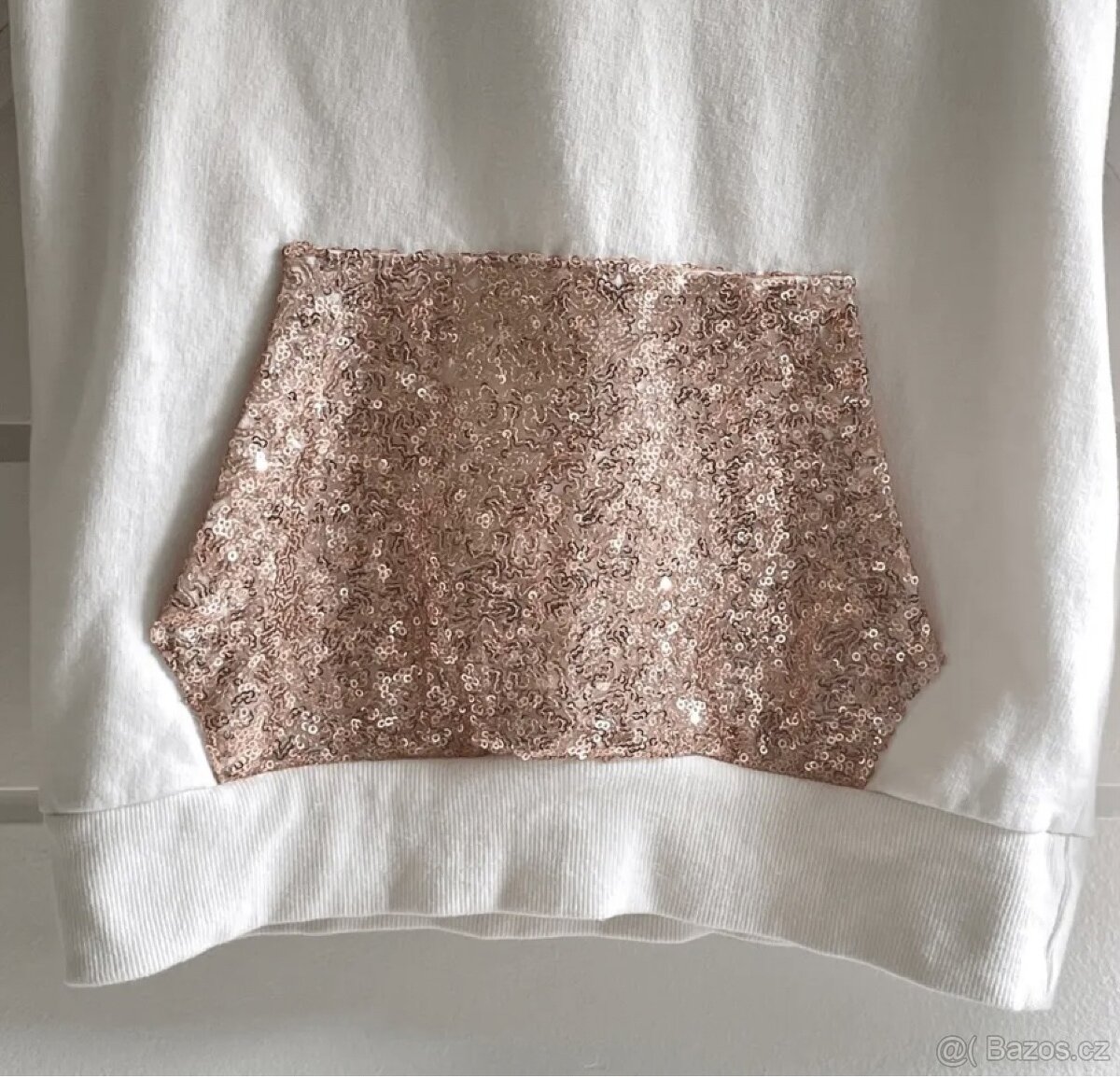 DKNY bavlněná bílá mikina - 3