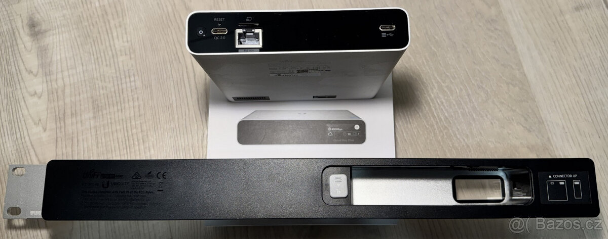 Ubiquiti UniFi Cloud Key Gen2 Plus + Rack Mount Kit - 3