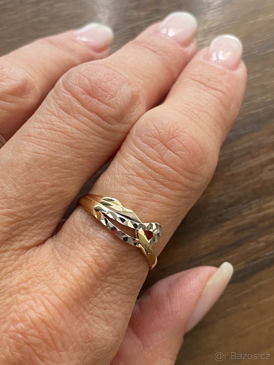Zlatý dámský prstýnek - 3