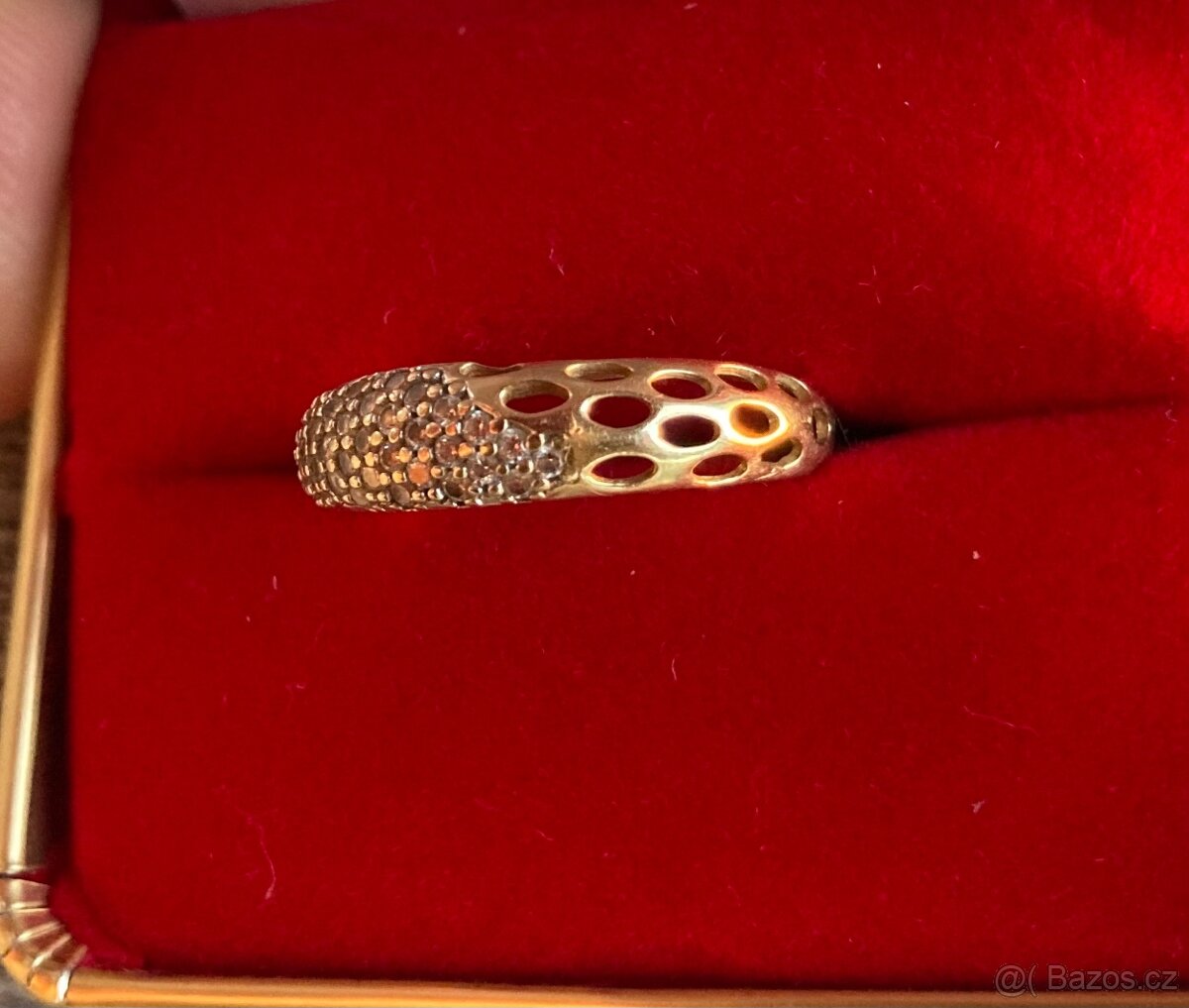 Krásný zlatý prsten osazený zirkony - 3