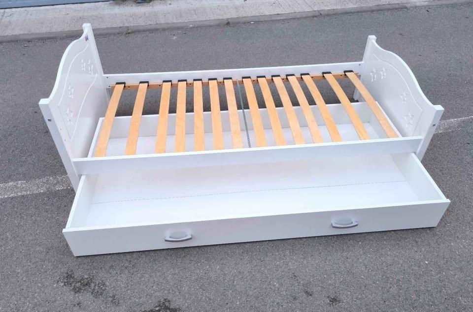 DOVOZ MOŽNÝ bílá postel dětská s hvězdičkami, se suplikem. - 3