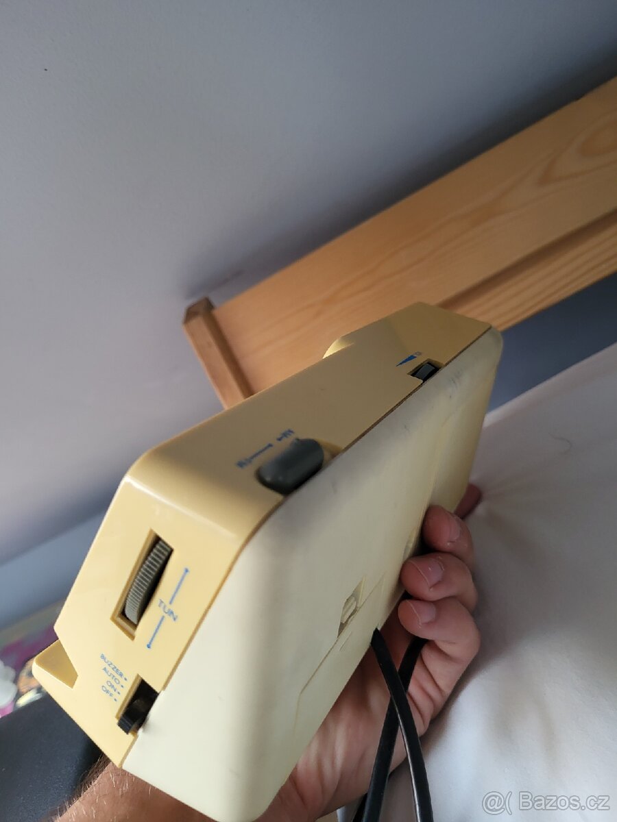 Starý budík s rádiem - 3