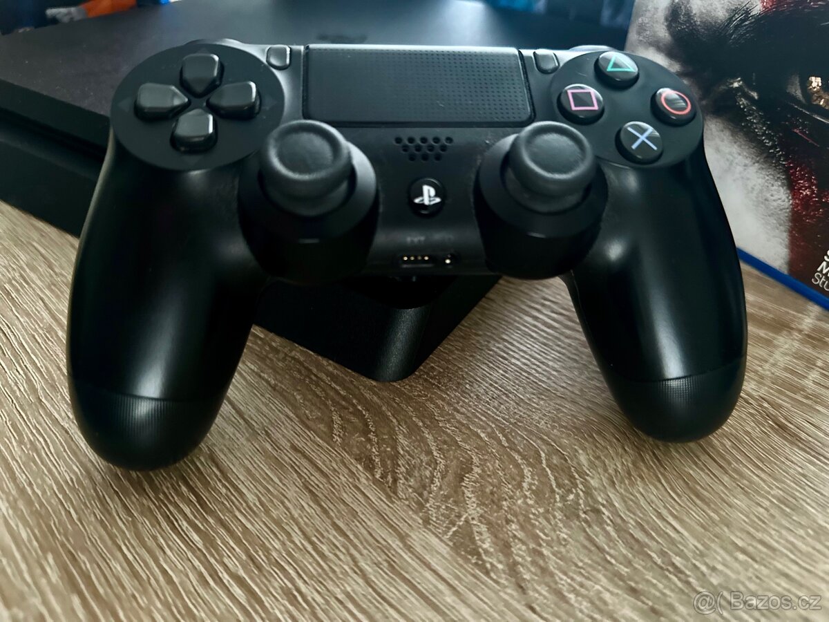 PlayStation 4 slim - 3