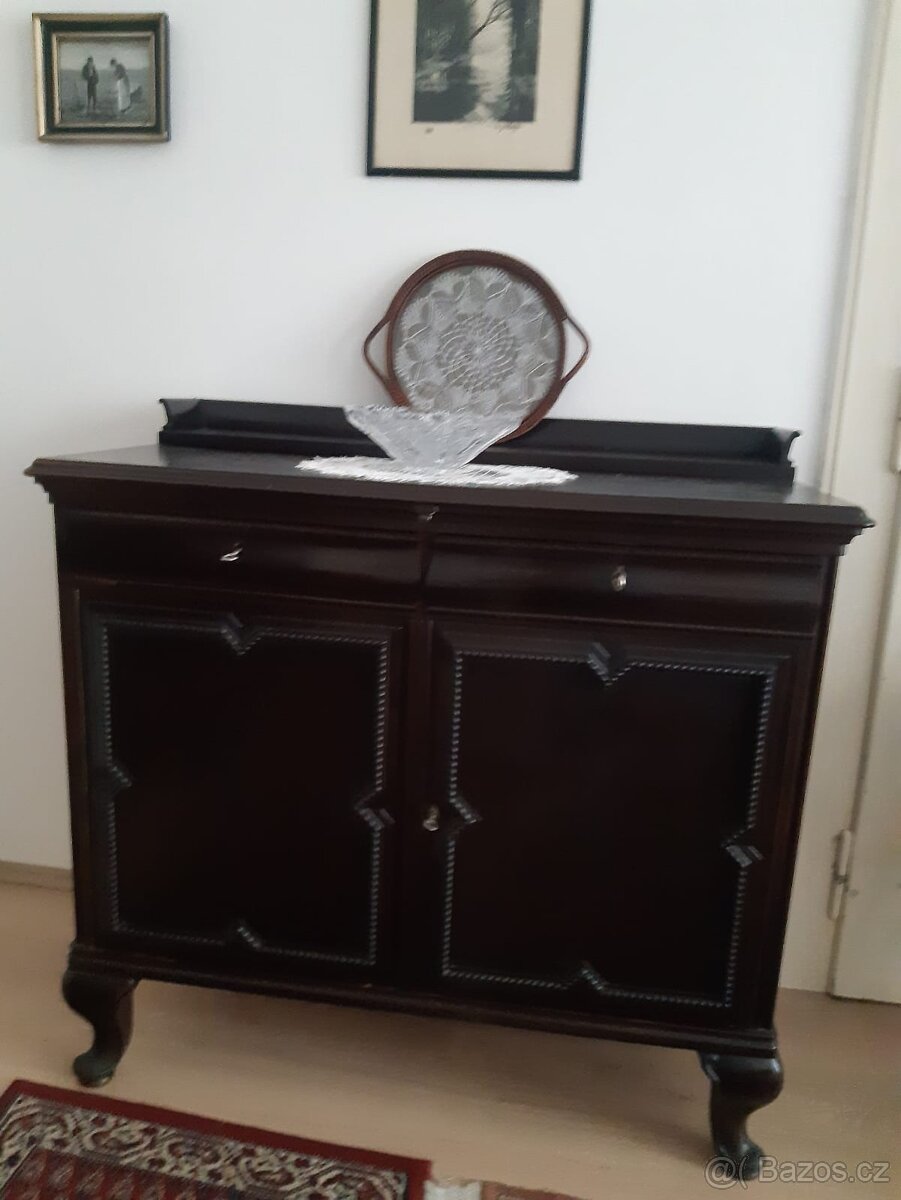 Starožitné skříně a stolky - 3