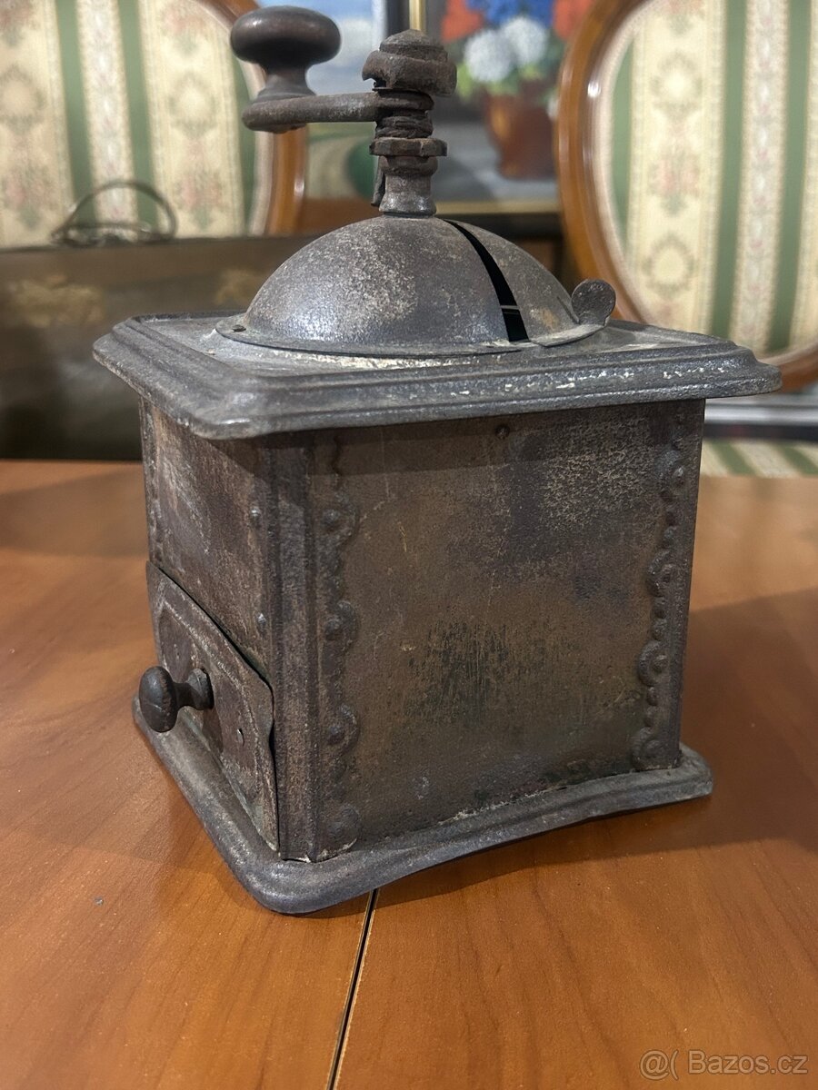 Starožitný plechový kávomlýnek - 3
