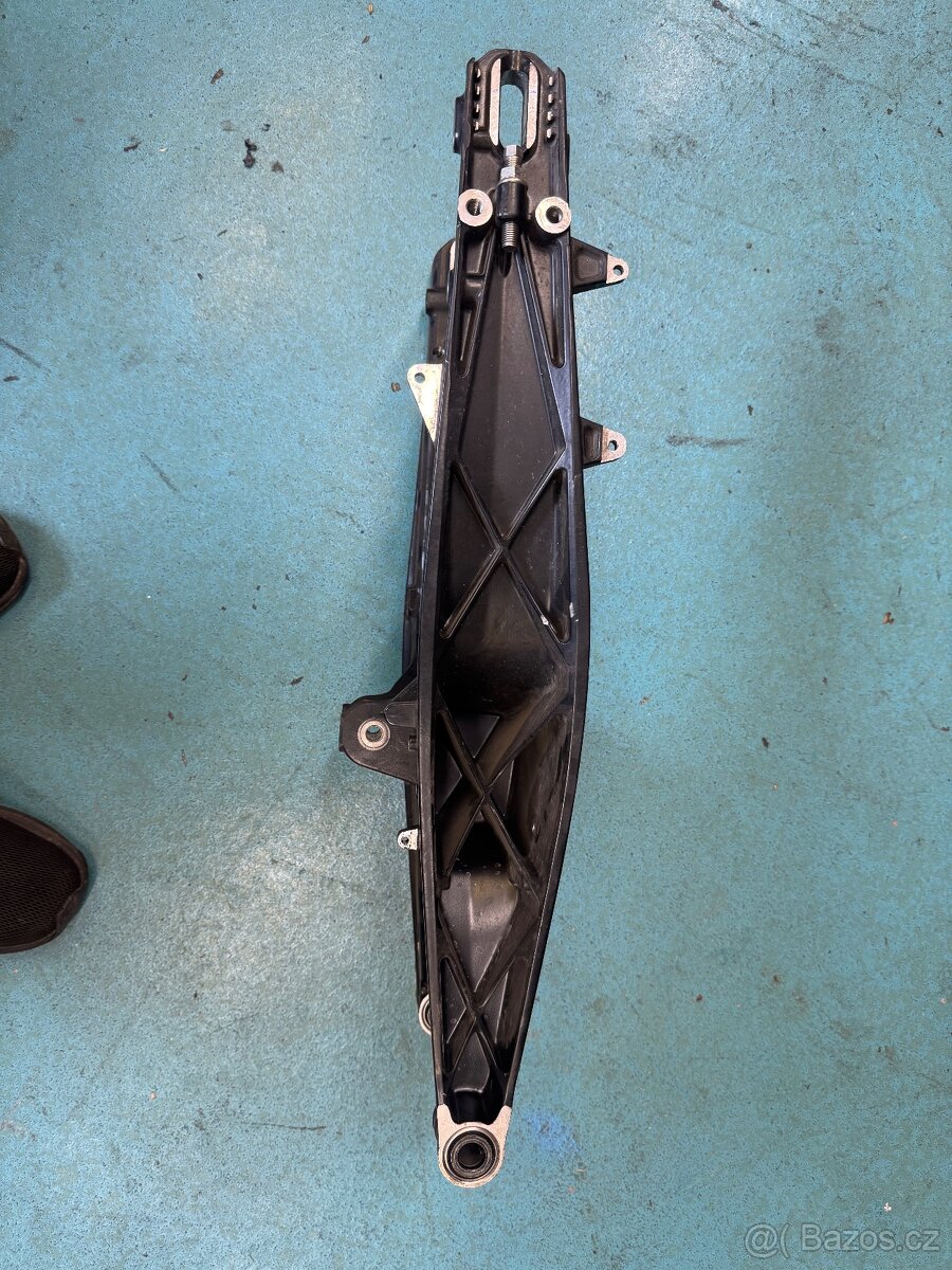 KTM 390 Adventure 2022 zadní světlo, kyvná vidlice - 3