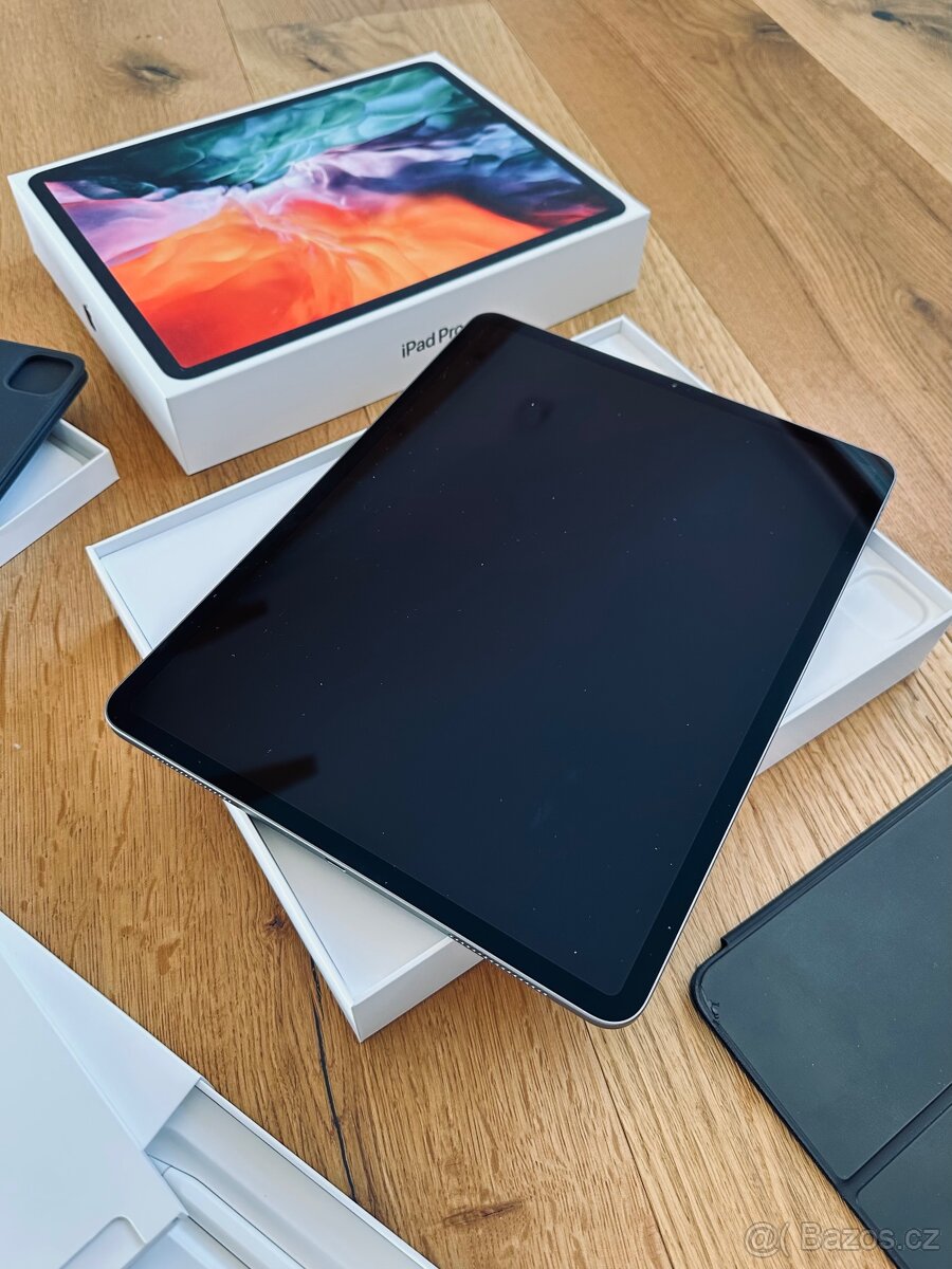 Apple iPad Pro 12,9” (4. generace) 256 GB + Magic Keyboard - 3