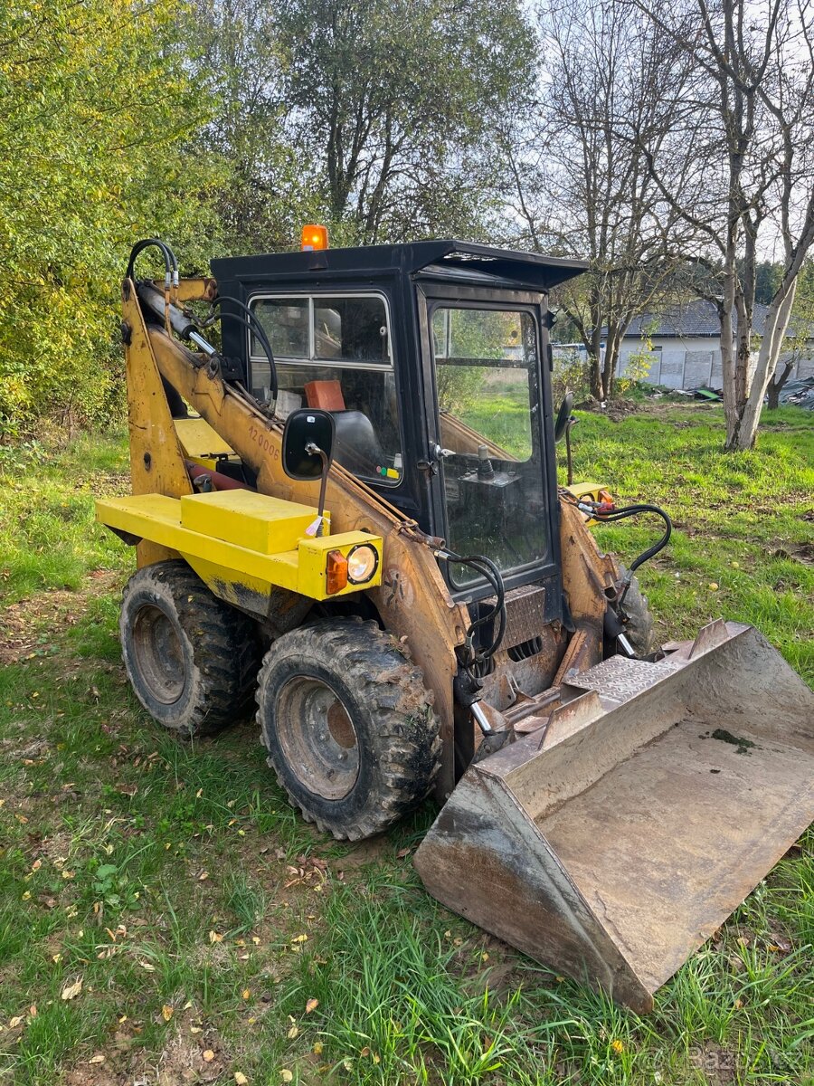 Smykový nakladač UNC 060 - 3