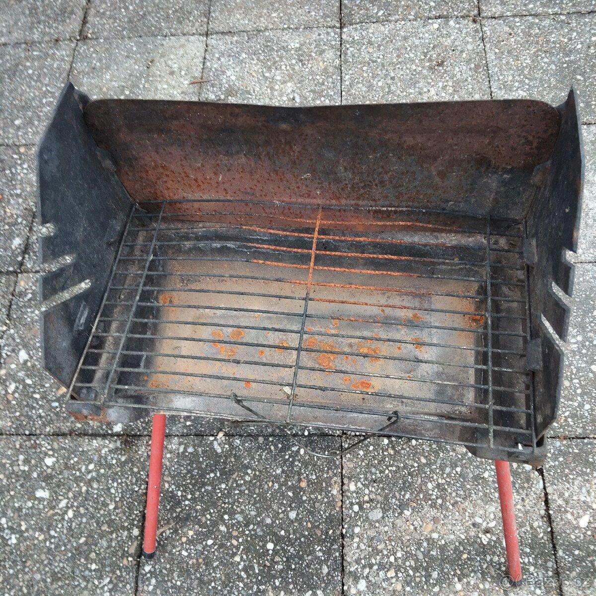 Malý, přenosný, rozkládací gril. - 3