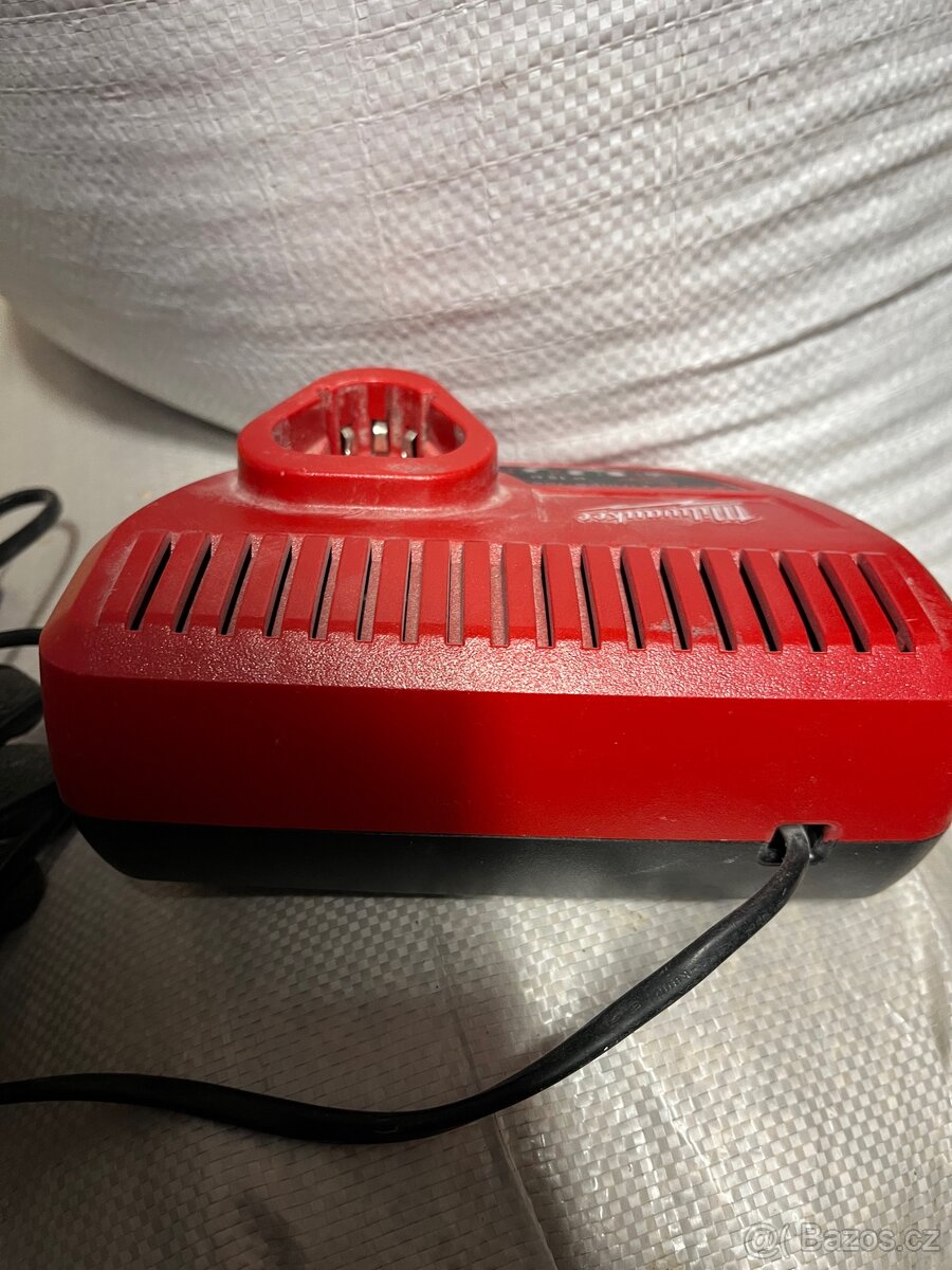 Milwaukee nabíječka C12C - 3