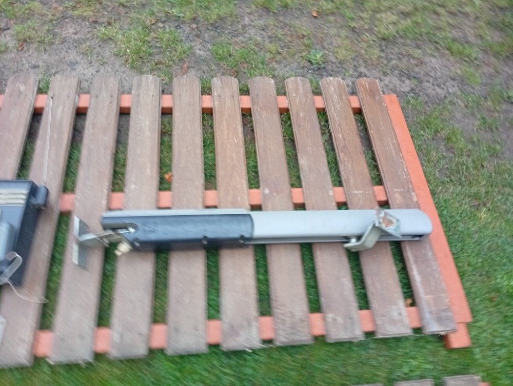 Dvoukřídlá brána s elektrickým pohonem - 3