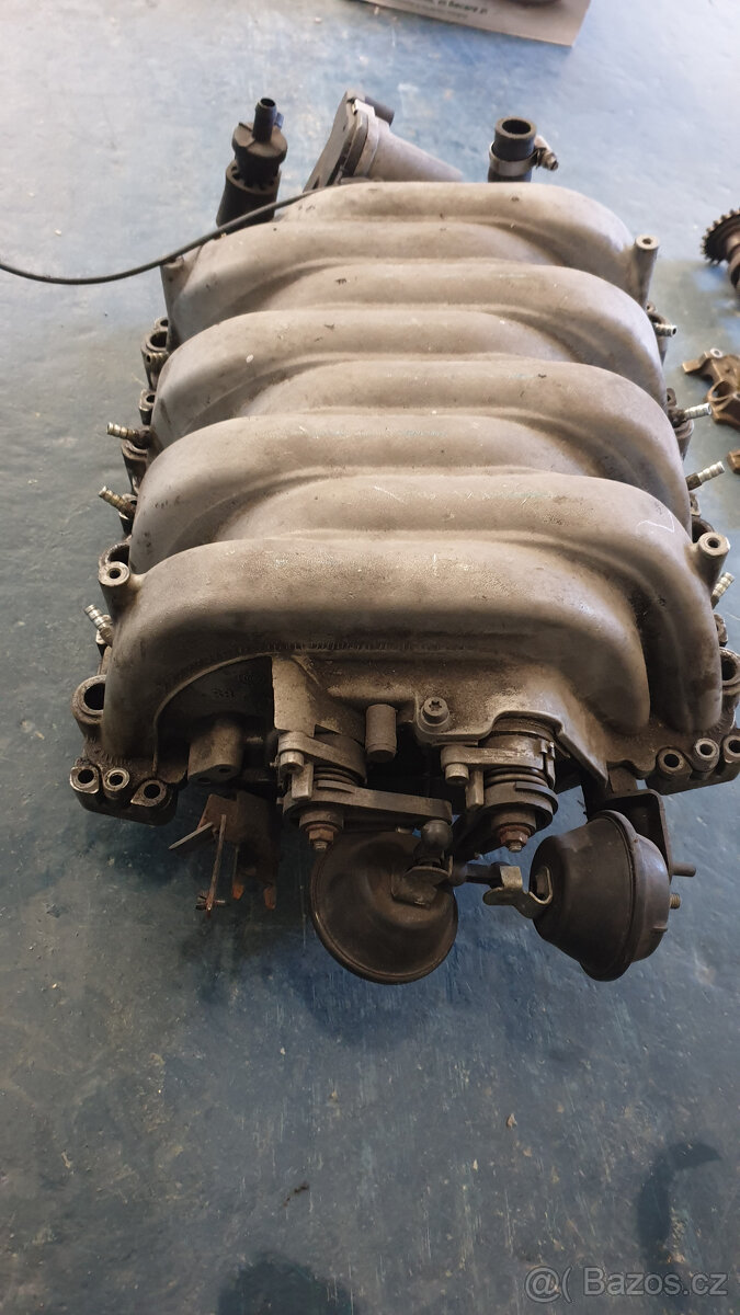 Sání motoru 4,2 V8 VW Phaeton - 3