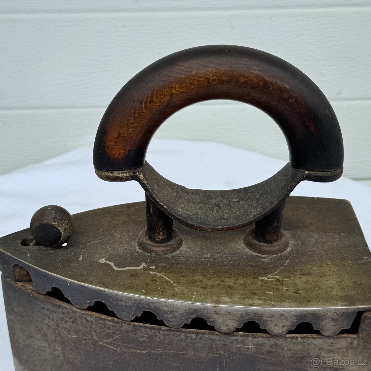 Stará litinová žehlička s koulí - 3