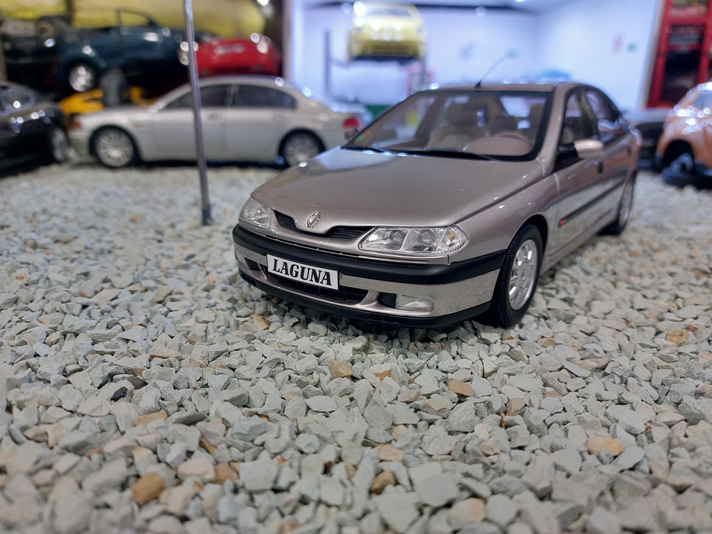 model auta Renault Laguna 1996 Baccara Otto mobile 1:18 - 3
