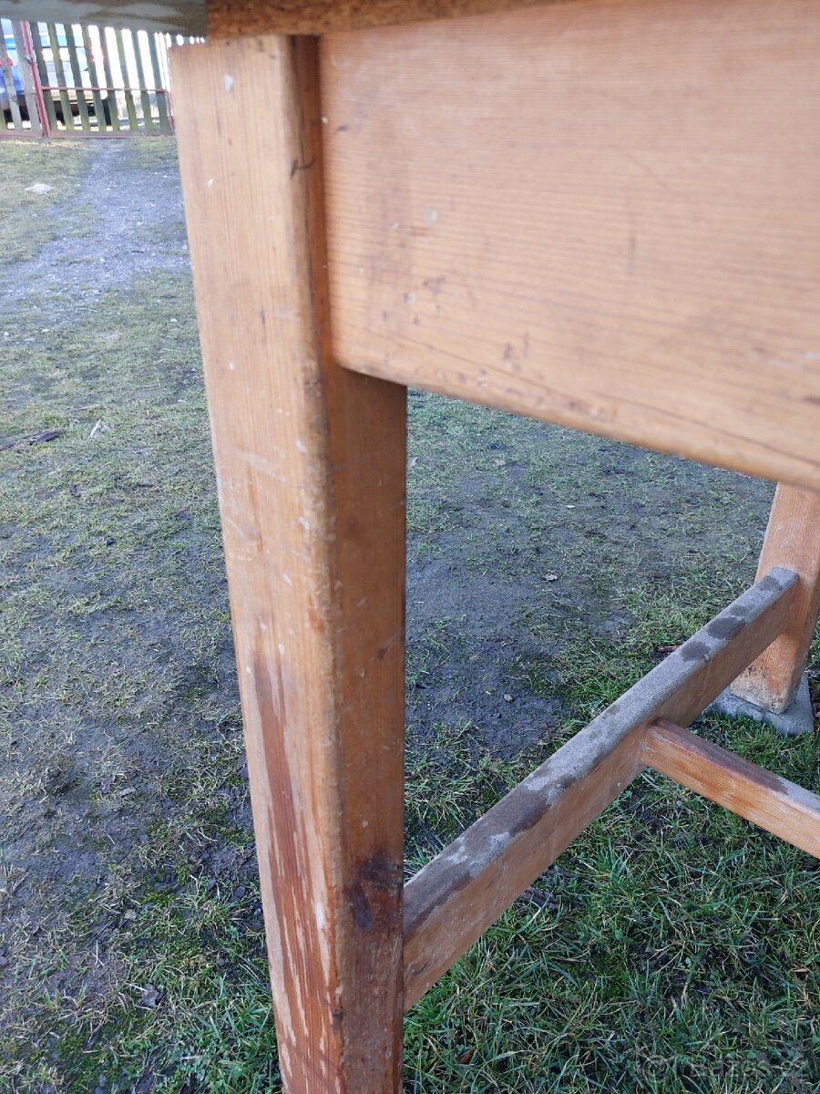 Masivní, těžký stůl - 3