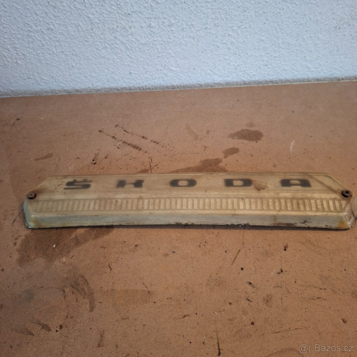 Dobový nápis ŠKODA – plastová lišta (rakvička) - 3