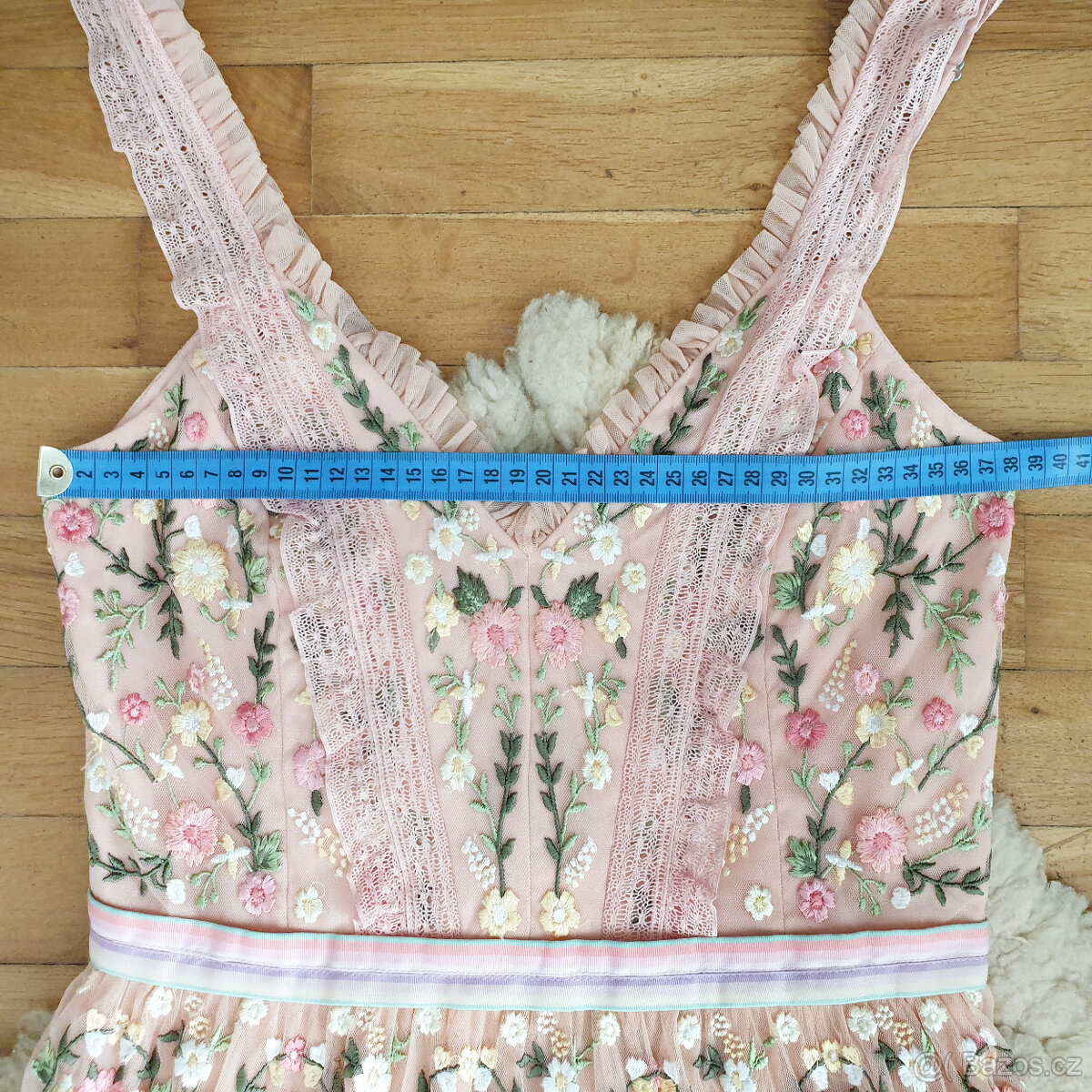 Luxusní merunkové vyšívané šaty - 3