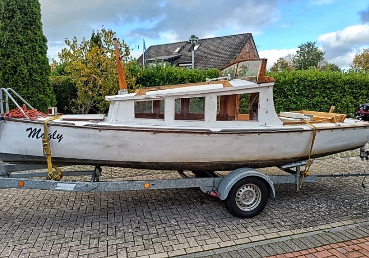 Kajutová loď s motorem - 3