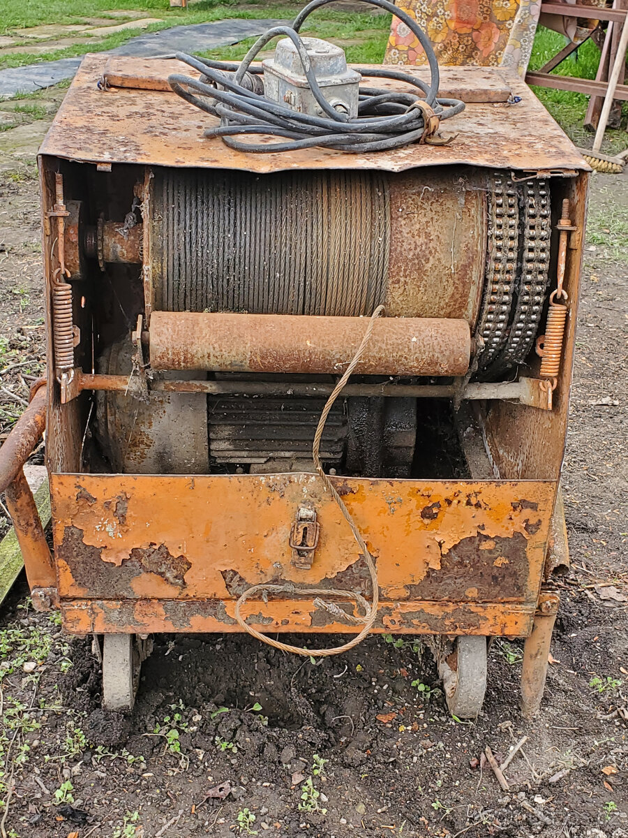 Střešní tašky, překlady, stavební výtah - 3