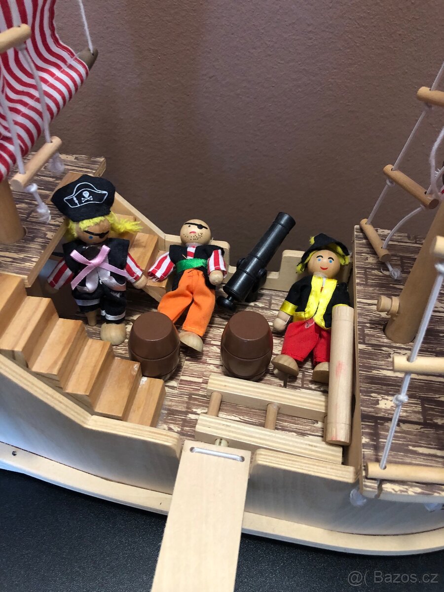 Dřevěná loď hračka s figurkami - 3