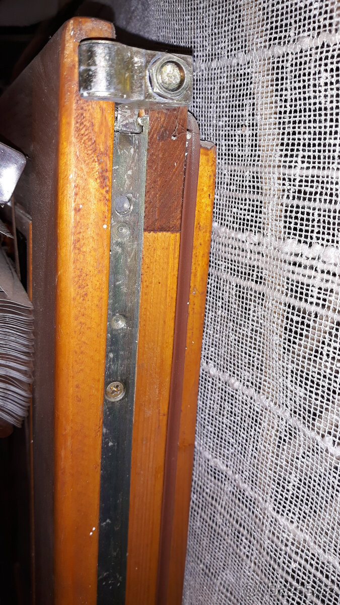 Dřevěné balkonové dveře se žaluzií. - 3