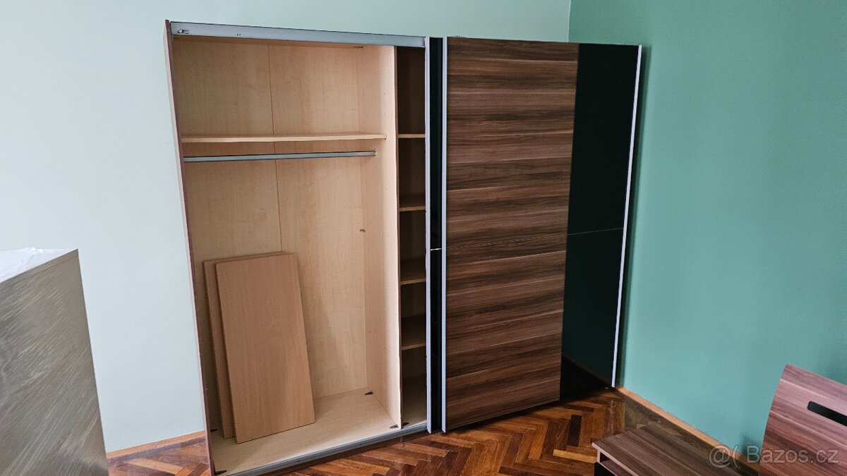 Šatní skříň s posuvnými dveřmi - 3