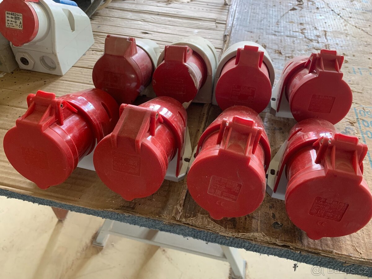 Staré elektro součásti - vypínače, zásuvky, krabičky, světla - 3