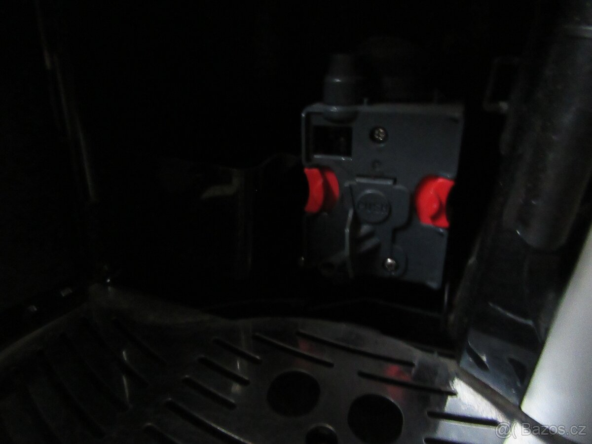 Nabízím kávovar Delongi Magnifica. Nefunkční. Nečerpá vodu. - 3