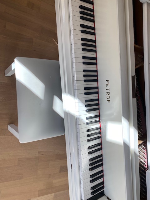 Krátké klavírní křídlo bílé - 3