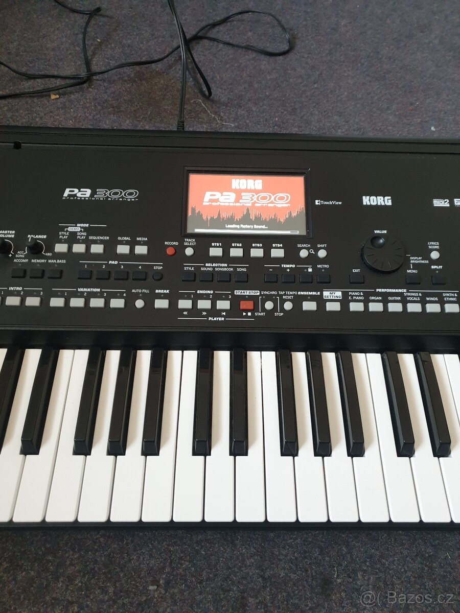 KORG PA300 - 3