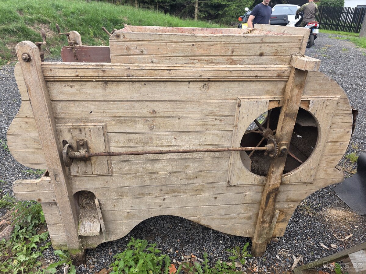 Starý zemědělský stroj - 3