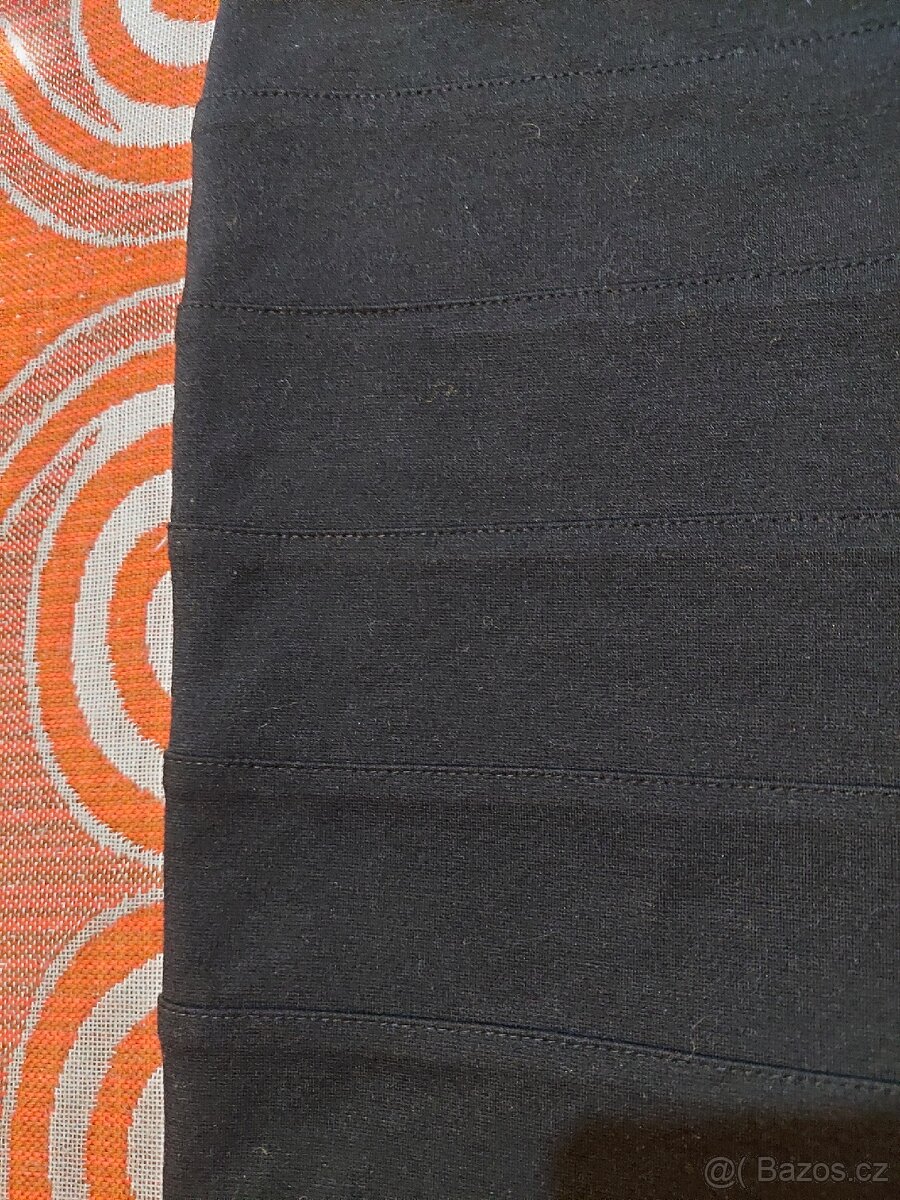 Černá pouzdrová sukně. - 3