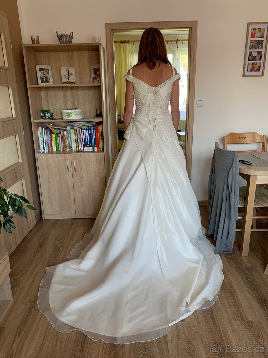 Svatební šaty s vlečkou - 3