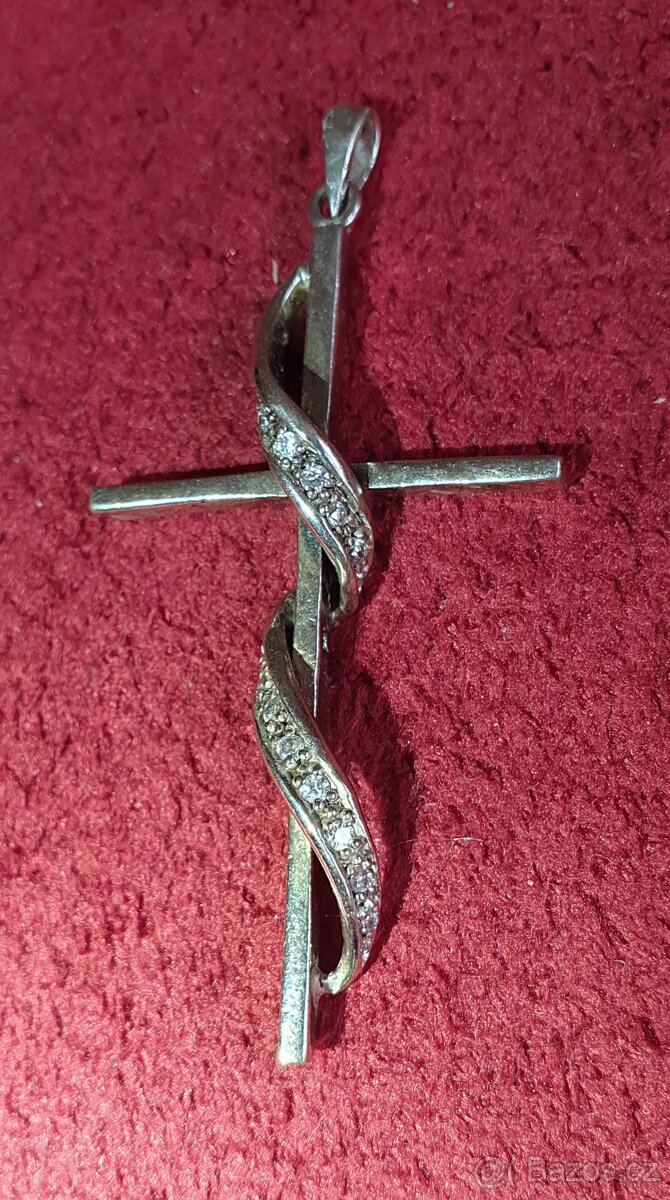 větší stříbrný přívěsek kříž se zirkony 9g - 3