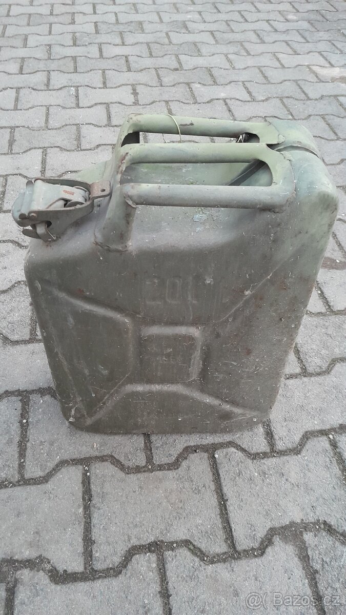 Starý plechový kanystr - 3