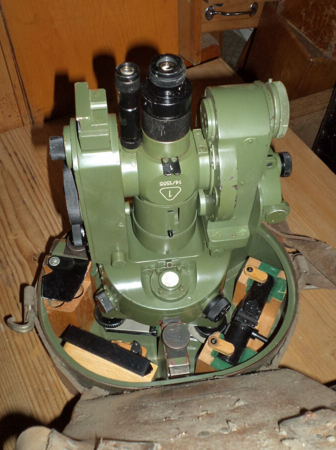 Starý teodolit v kovovém/ koženém obalu na záda - 3