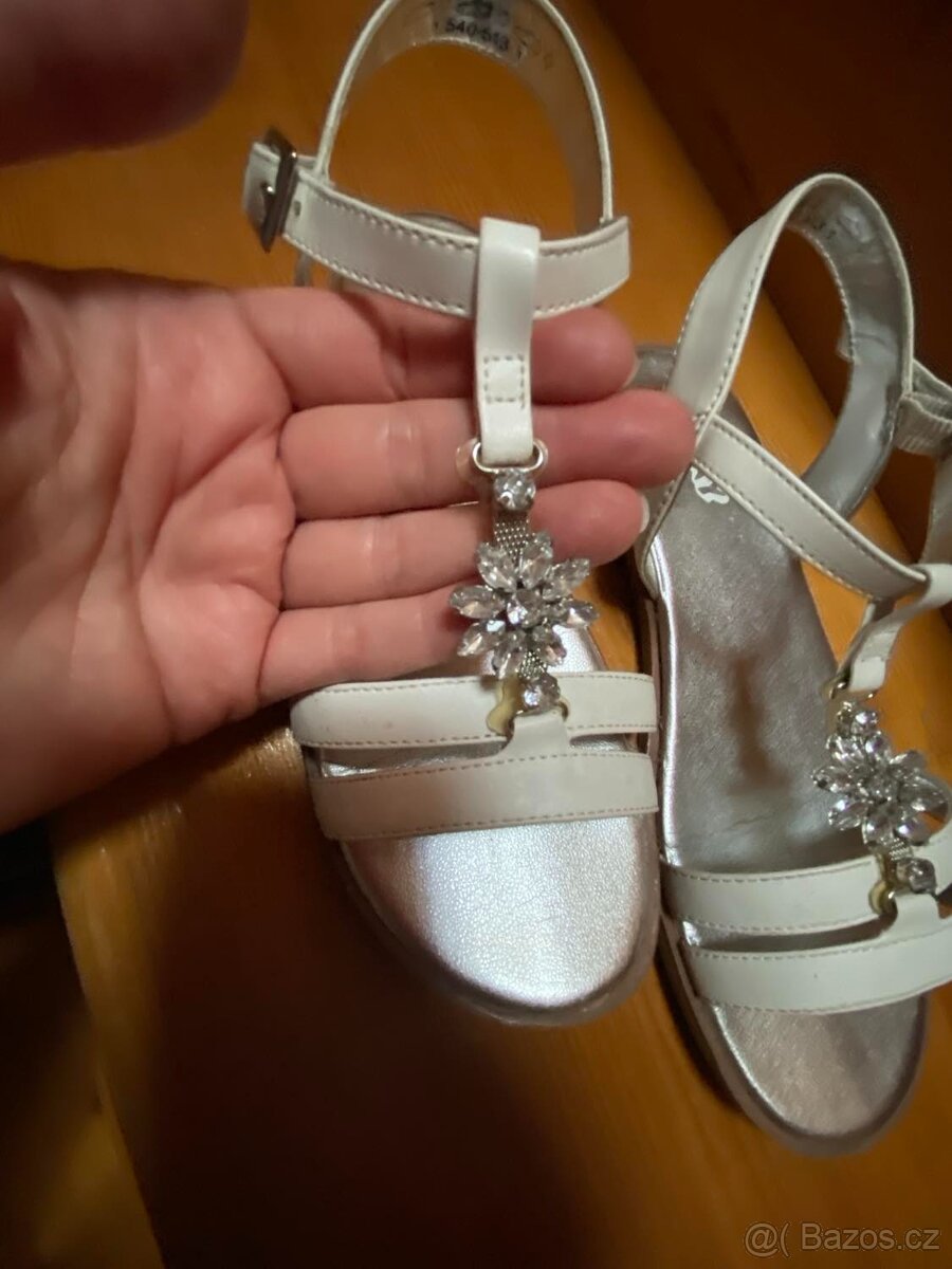 Prodám dívčí sandálky v barvě bílé s kamínky vel.33 - 3