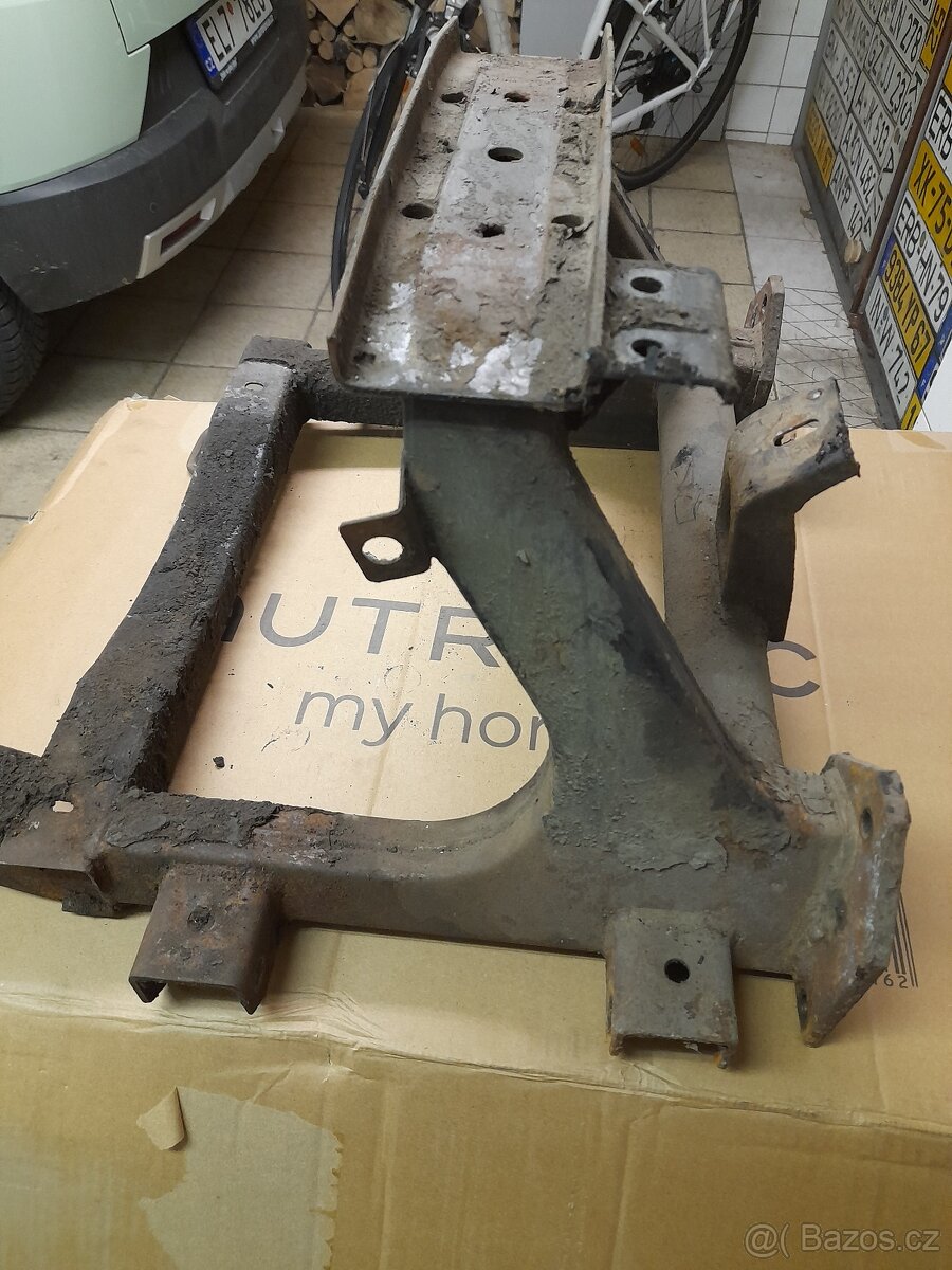 TRABANT RÁM MOTORU A ČELNÍ OKNO - 3