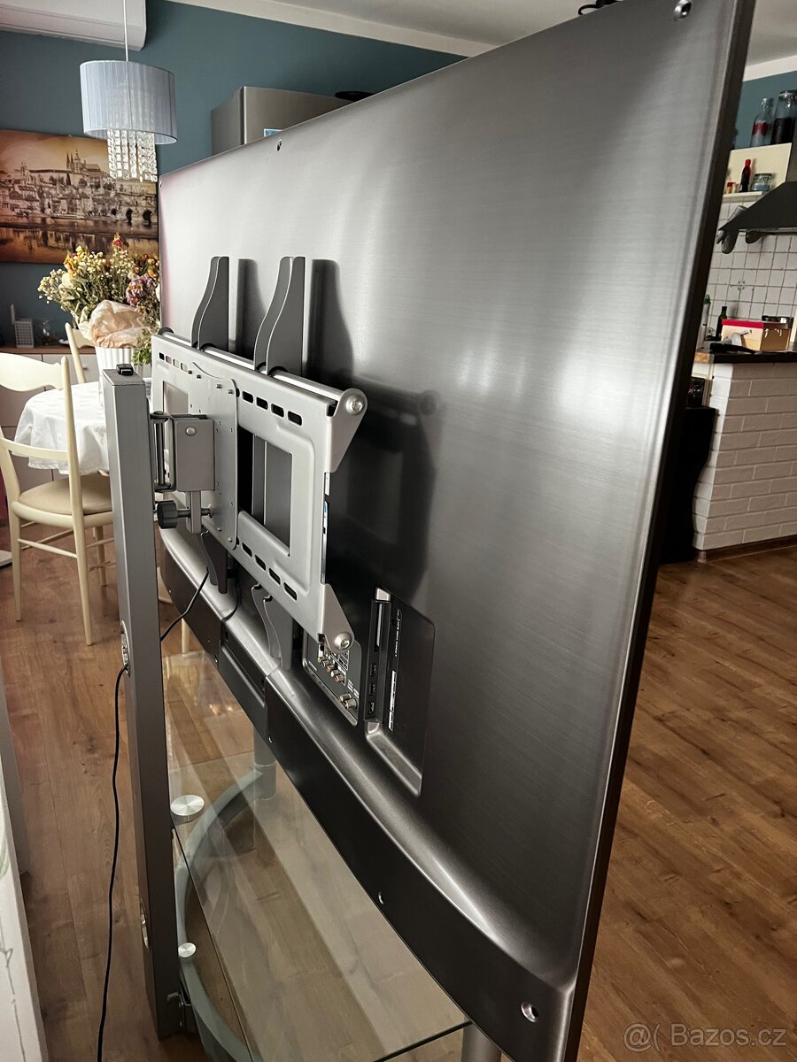 televize LG se sklenenym stolkem a držákem - 3