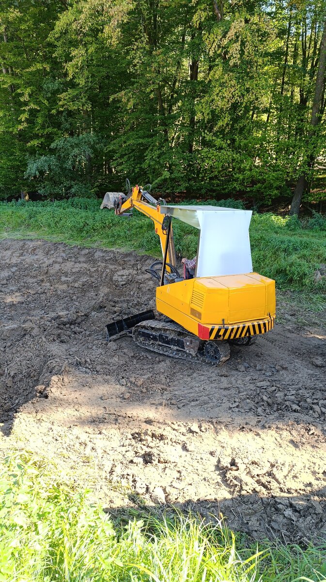 Pasovy bagr ZTS DH 0411 - 3