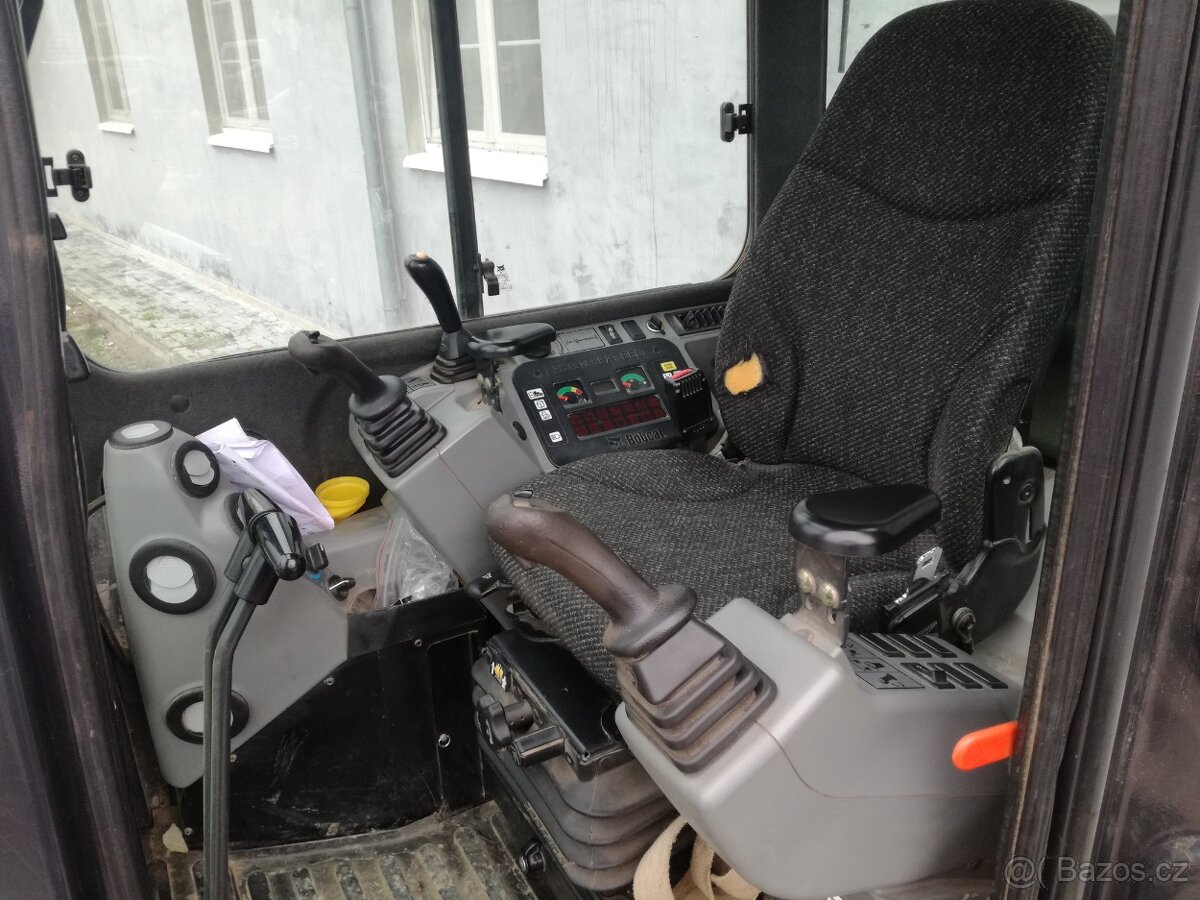 Bagr Bobcat E32 - 3