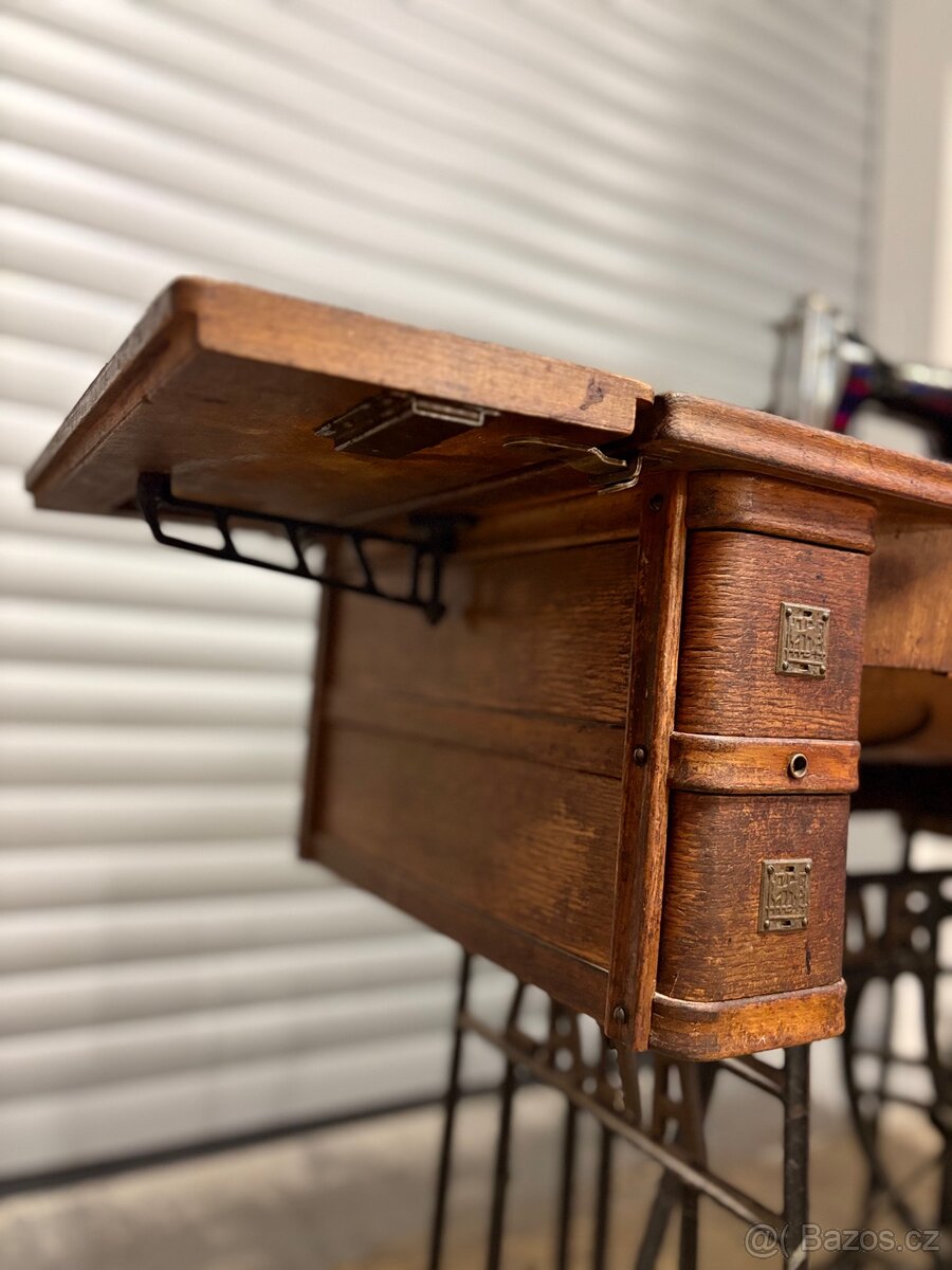 Prodám starý šicí stroj Lada - 3