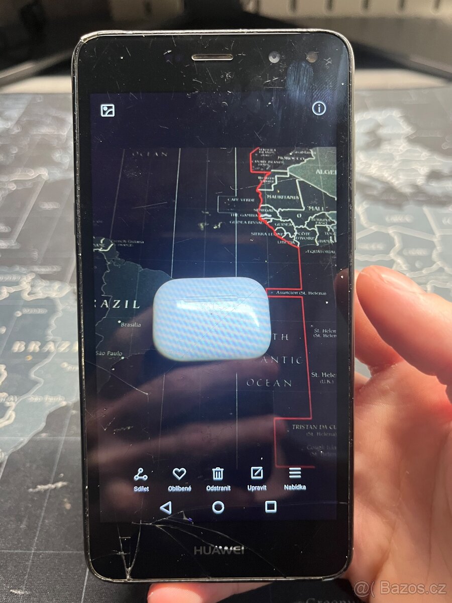 Starý a opotřebovaný telefon - 3