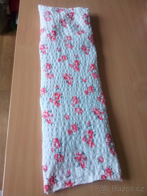 Černý a kytičkový polštářek - 3