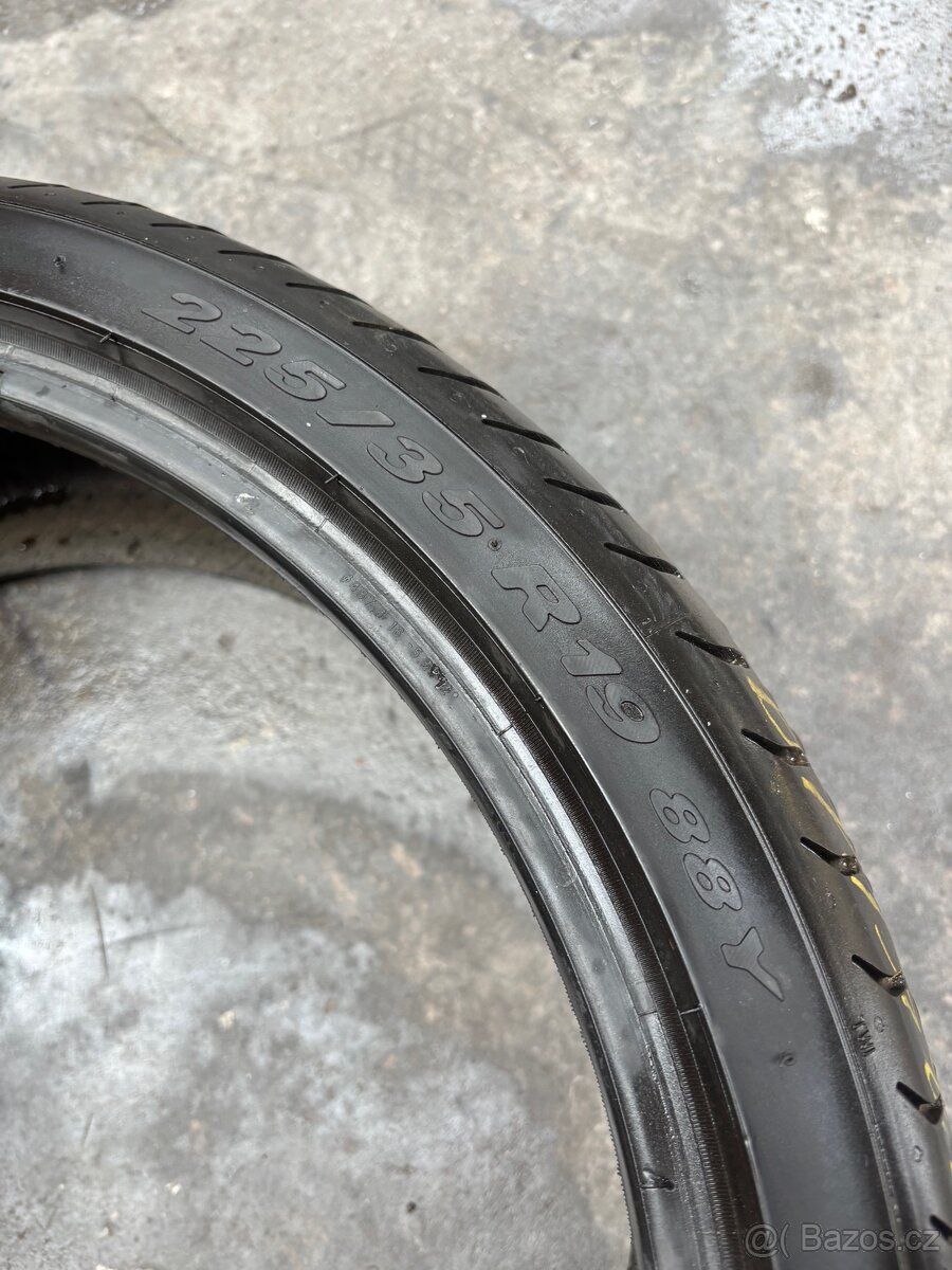 Pneu Pirelli 225/35/19 - 3